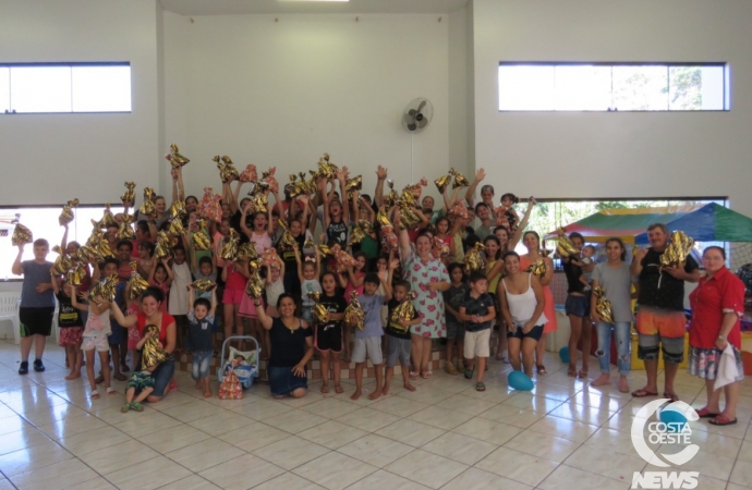 Crianças participam de ação alusiva ao natal promovida pela Igreja Assembléia de Deus em Santa Helena
