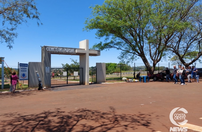 Dia de finados: Familiares prestam homenagem em São Miguel do Iguaçu