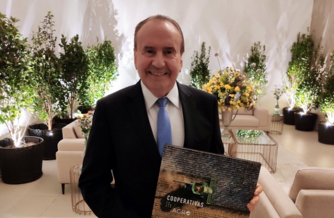 Diretor-presidente da Lar Cooperativa é homenageado pelo Banco do Brasil em Curitiba