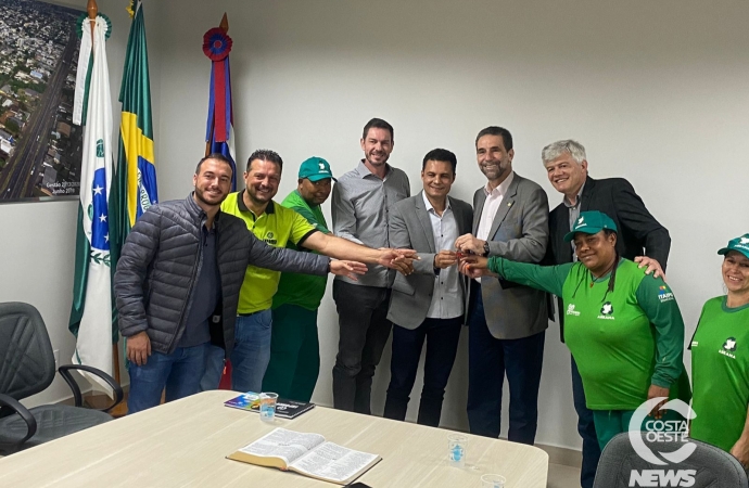 Diretores de Itaipu participam de entrega de escavadeira hidráulica em Medianeira