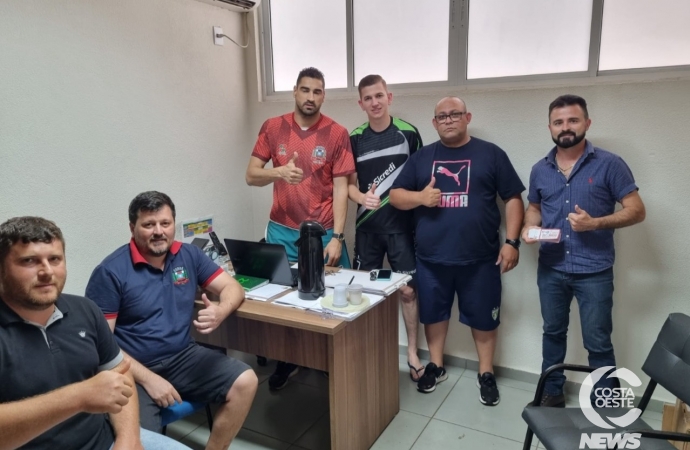 Dirigentes do Missal Futsal e Santa Helena Futsal se reúnem para discutir as finais da Série Bronze