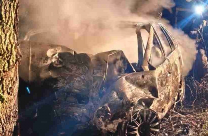 Dois morrem carbonizados após carro bater contra árvore em Santa Terezinha de Itaipu