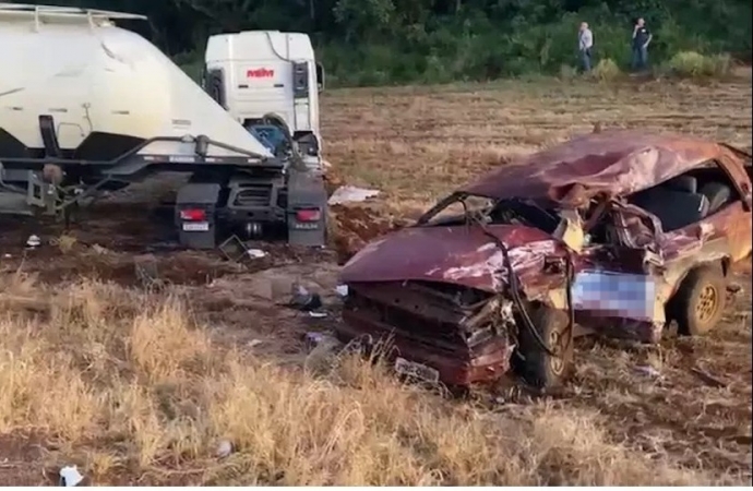 Dois mortos e três feridos em acidente com caminhão e carros na BR 277