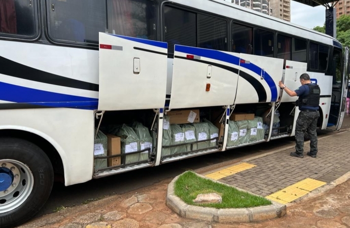 Dois ônibus com mercadorias irregulares são apreendidos pela Receita Federal