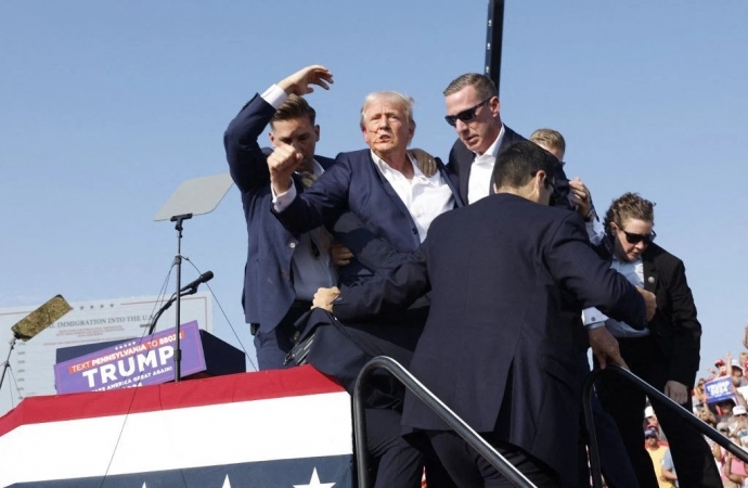 Donald Trump é ferido e retirado às pressas após tiroteio em comício na Pensilvânia