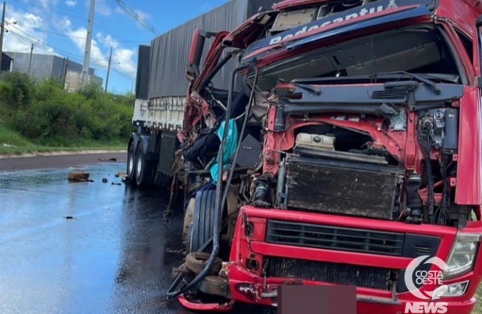 Duas carretas se envolveram em um grave acidente na BR-277 em Medianeira