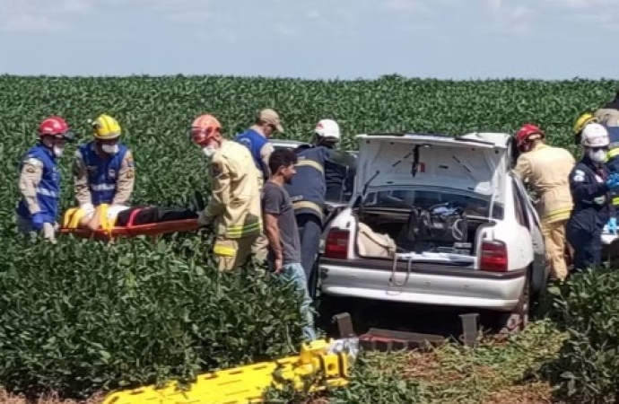 Duas pessoas morrem após carro bater em veículos e capotar em plantação, na BR-369, em Corbélia