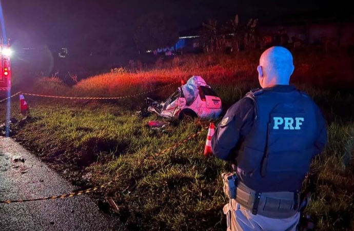 Duas pessoas morrem em grave acidente entre carro e caminhão na BR-277 em Cantagalo