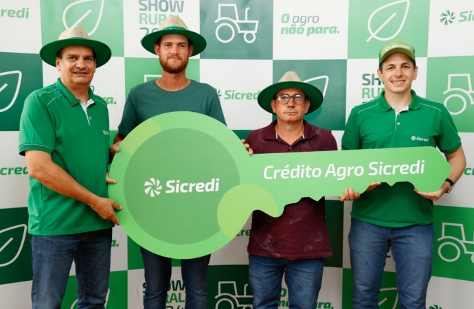 Durante o Show Rural 2024, Sicredi Vanguarda realiza entrega simbólica de maquinários agrícolas financiados pela cooperativa