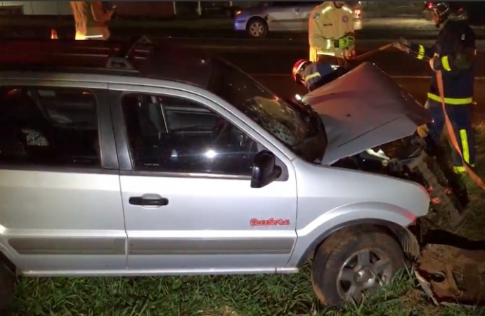 Ecosport fica destruída após saída de pista na BR-277 em Cascavel