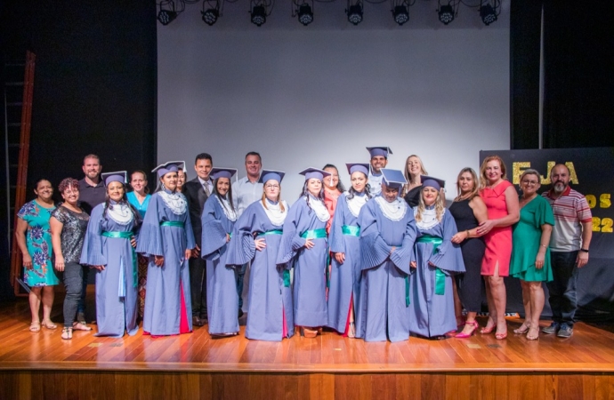 Educação de Medianeira realiza formatura de alunos da EJA