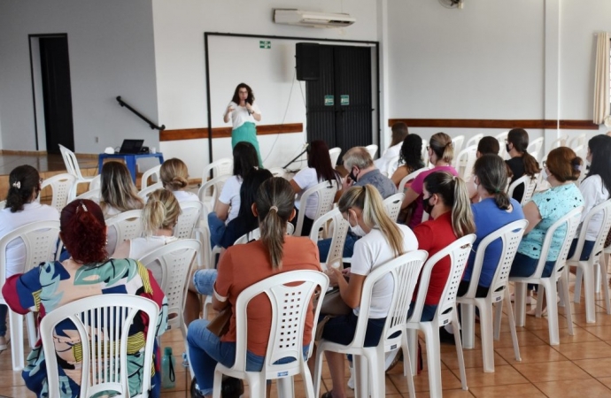 Educação de São Miguel reúne profissionais para tratar sobre rede de proteção à criança e ao adolescente vítima de violência