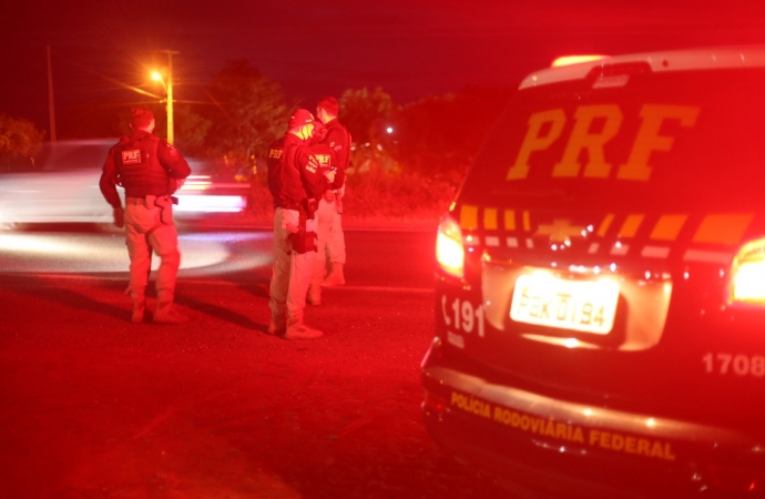 Eletrônicos, anabolizantes, veículos furtados e drogas: um dia de apreensões da PRF na tríplice fronteira