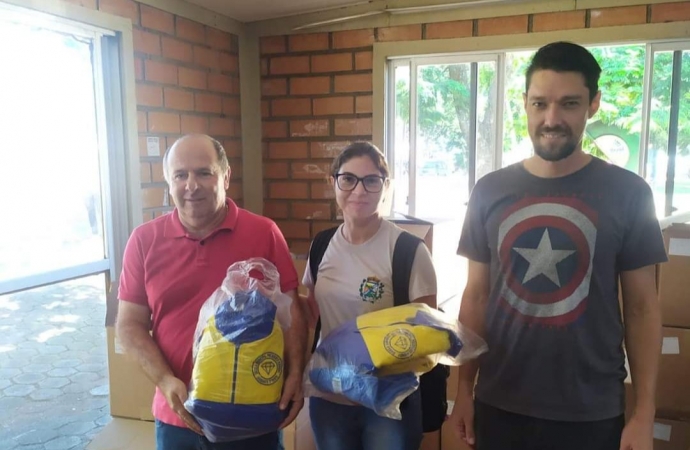 Em ação inédita, Diamante D’Oeste entrega kit uniforme para alunos