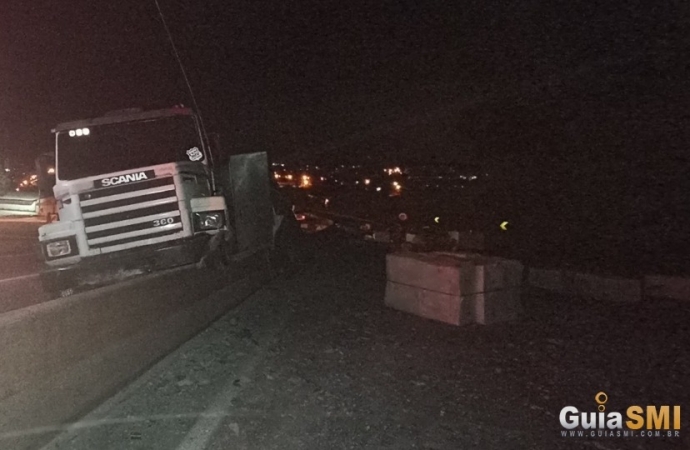 Caminhão carregado com celulose bate no guard rail e interdita BR-277, em São Miguel do Iguaçu