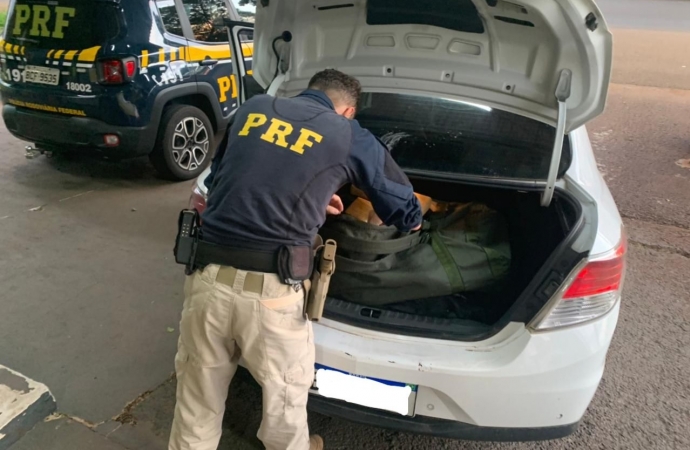 Em Céu Azul, PRF prende três pessoas e apreende 100 kg de maconha em automóvel