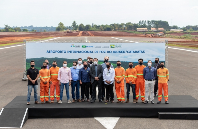 Em dia de leilão de aeroportos, obras da pista de pouso do Aeroporto de Foz do Iguaçu são entregues