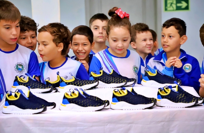 Em outubro, Itaipulândia valoriza educação e presenteia 1800 crianças com tênis novos