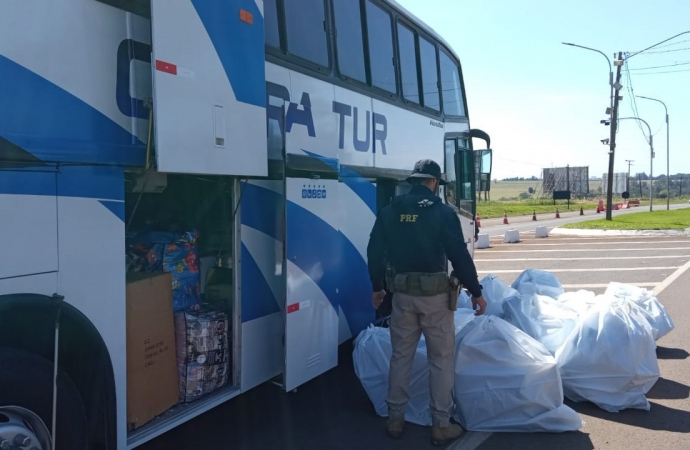 Em Santa Terezinha de Itaipu (PR), PRF encontra mais de mil smartphones dentro de fundo falso em ônibus de turismo