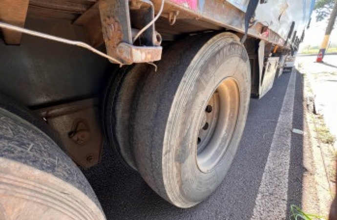 Em Santa Terezinha de Itaipu (PR), PRF retém caminhão sem condições de trafegar e com carga solta
