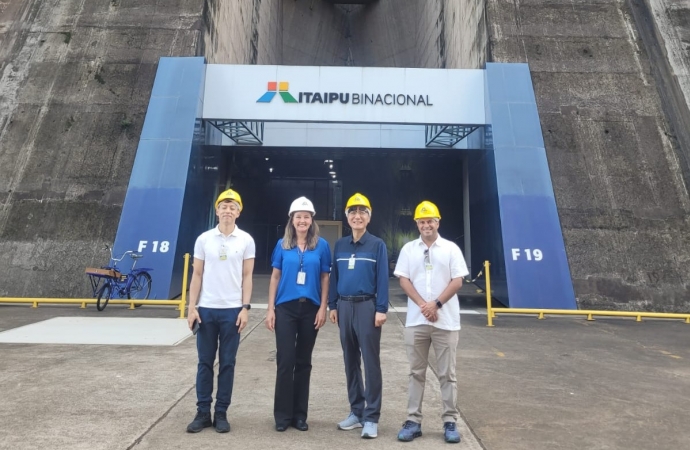 Embaixador cantor da Coreia do Sul visita a Itaipu