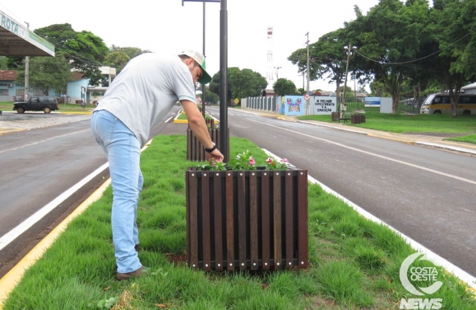 Empresário do distrito de Moreninha adquire flores e faz a ornamentação das novas floreiras