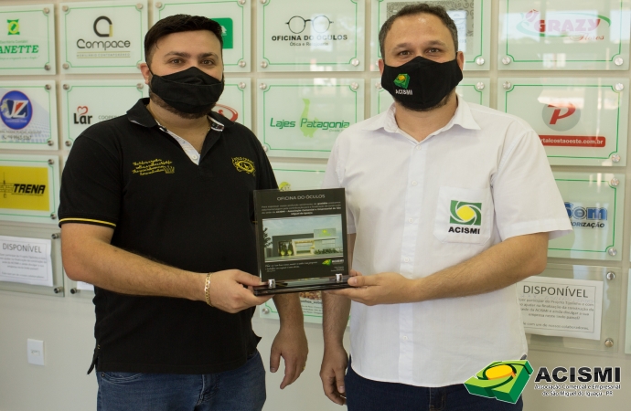Empresas recebem plaquinhas da Acismi pela participação no projeto tijolinho