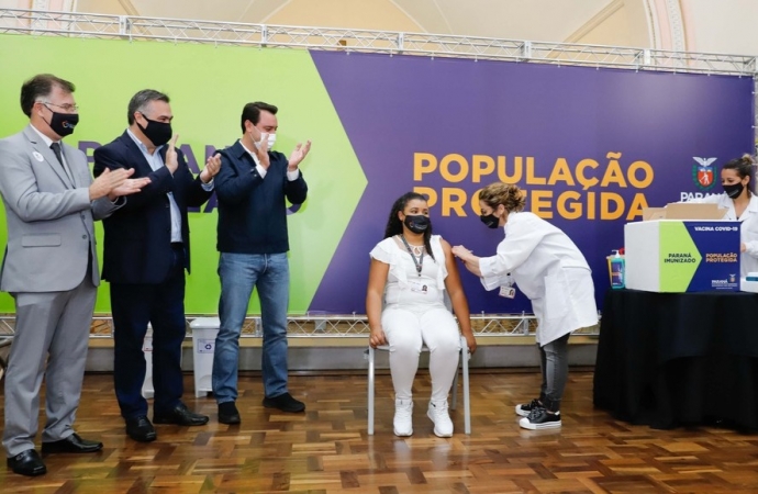 Enfermeira de 44 anos é a primeira vacinada contra Covid-19 no Paraná