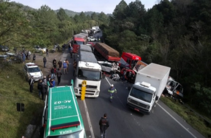 Engavetamento por acidente com ônibus gera nova colisão na BR 376 envolvendo 10 veículos