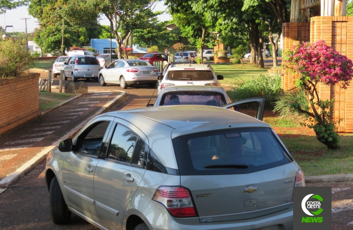 Enorme fila de veículos se forma e vacinação para idosos com 77 anos em Santa Helena tem grande adesão