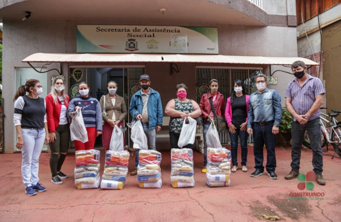 Entrega das cestas básicas com o acréscimo de peixes iniciam no Centro em Missal