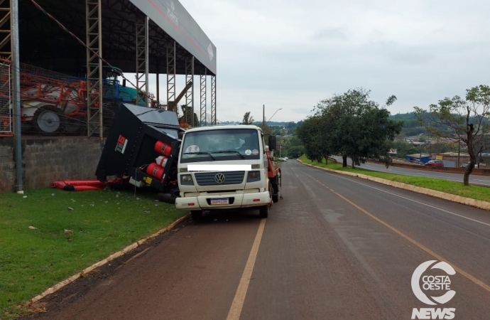 Equipamento agrícola atinge poste na Avenida Iguaçu no centro de São Miguel