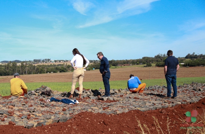 Equipe da Administração Visita obras de pavimentação poliédrica em andamento em Missal