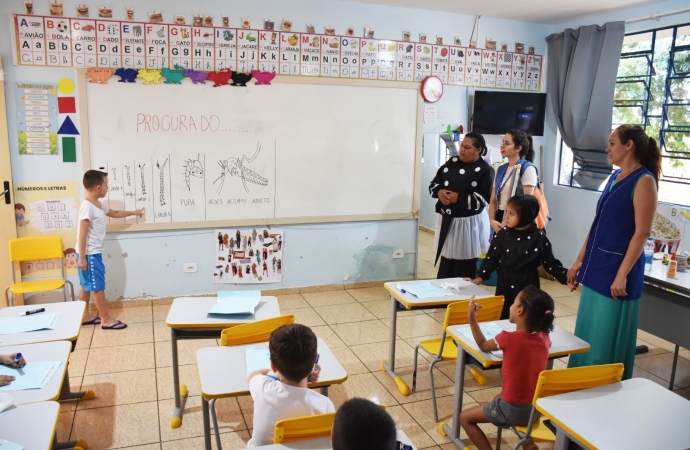 Equipe da Saúde auxilia no desenvolvimento do projeto sobre a dengue na Escola Henrique Ghellere