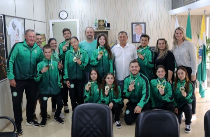 Equipe de karatê apresenta ao Governo Municipal os resultados das competições