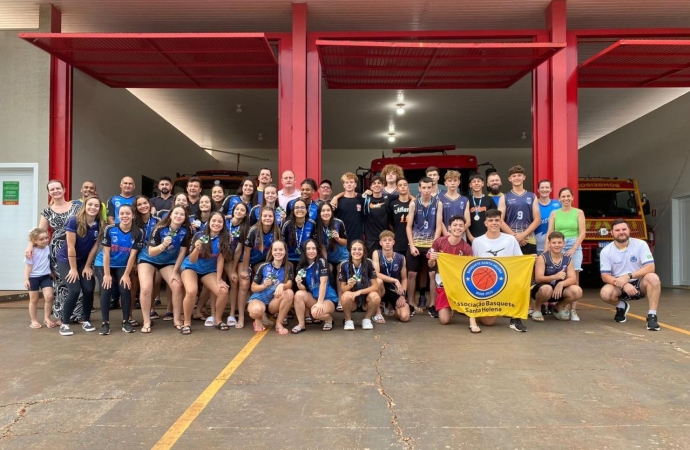 Equipes santa-helenenses de basquete e voleibol desfilam pela cidade após importantes títulos