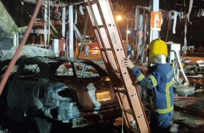 Erro ao abastecer carro causa incêndio em posto de combustível, em Foz do Iguaçu