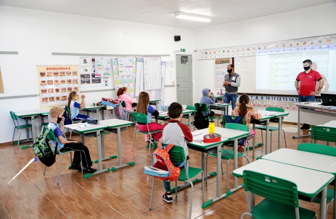Escola Municipal Carlos Gomes retoma as aulas presenciais em Itaipulândia