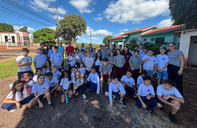 Escola Municipal Professor José Engel promove visita aos poços artesianos e nascente em recuperação em distrito de Santa Helena