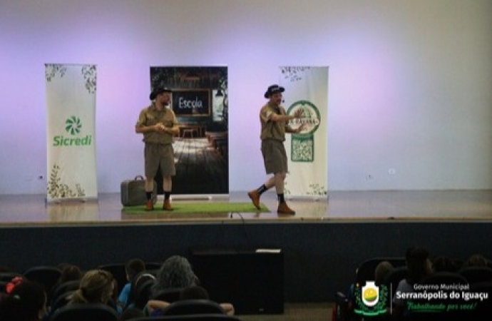 Espetáculo teatral diverte e ensina sobre educação financeira em Serranópolis do Iguaç