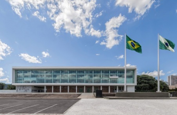 Estado do Paraná se manifesta e repudia atos em Brasília