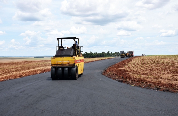 Estrada de acesso à Vila Rural começa a receber a aplicação de massa asfáltica