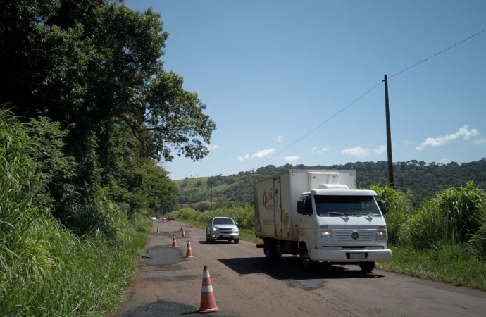 Estrada do Distrito de São Jorge recebe serviço de tapa buraco