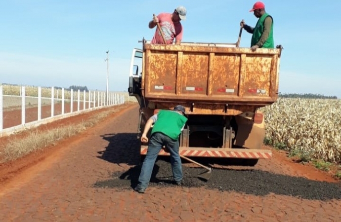 Estradas de pavimentação poliédrica recebem manutenção em São Miguel do Iguaçu