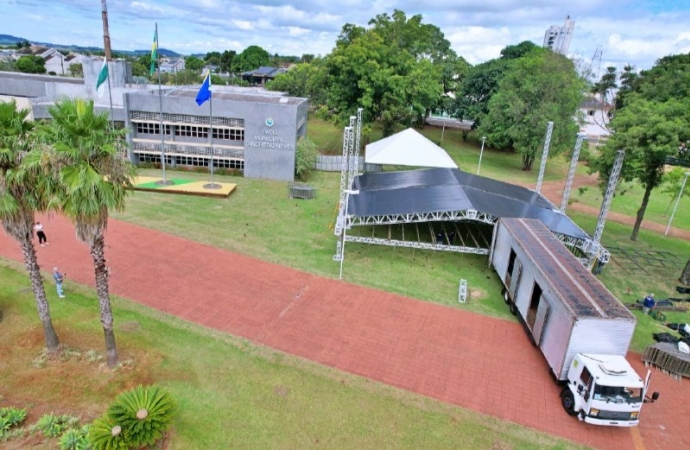 Estrutura para o show com Lauana Prado em Itaipulândia começa ser montada