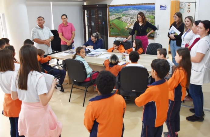 Estudantes da Escola Serafim Machado visitam a prefeitura de São Miguel do Iguaçu