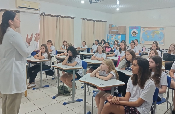 Estudantes da Rede Estadual participam de palestra sobre gravidez na adolescência em Missal