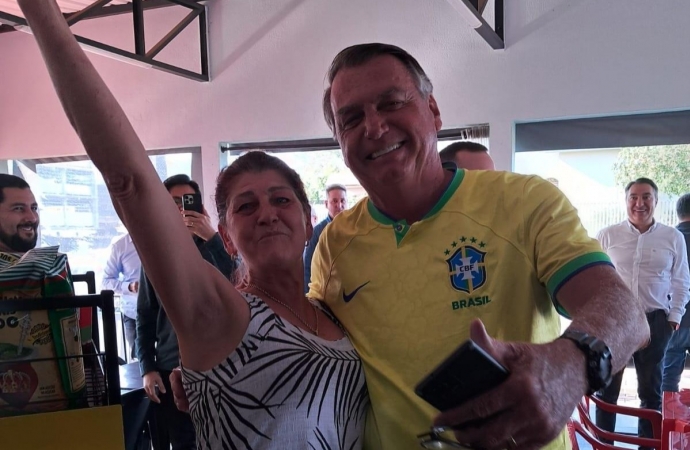 Ex-presidente Jair Bolsonaro para em Santa Helena para tomar café