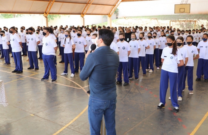 Executivo participa de entrega de uniformes em escolas cívico-militares de Guaíra