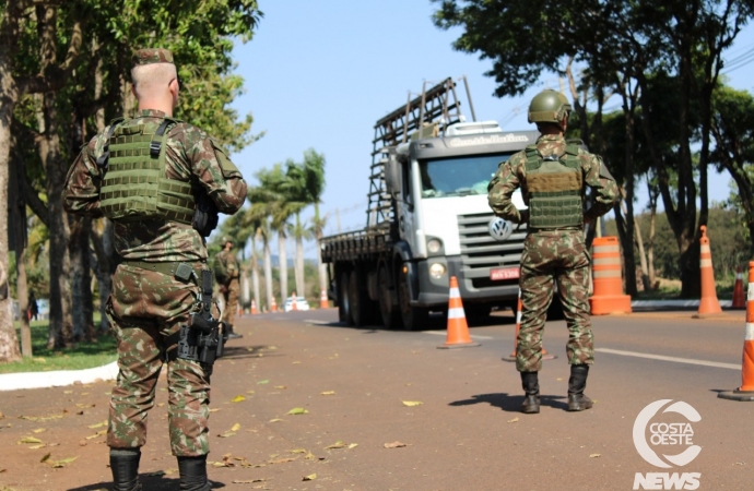 Exército Brasileiro monta bloqueio de trânsito em Santa Helena para coibir ilícitos